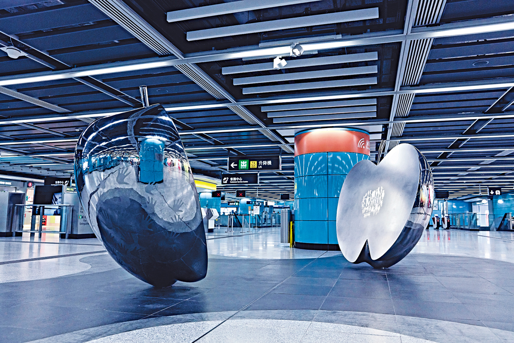 　　圖：港鐵堅尼地城站「城果」，是港鐵最為大眾熟知的藝術作品之一，劉羽祺與劉功華創作。\受訪者供圖