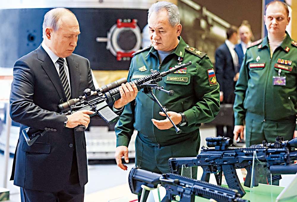 　　圖：普京（左）和紹伊古21日參觀軍備展覽會。\法新社