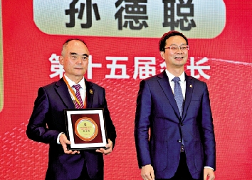 　　圖：昆山市委書記周偉（右）向昆山台協會新任會長孫德聰頒發聘書。\大公報記者賀鵬飛攝