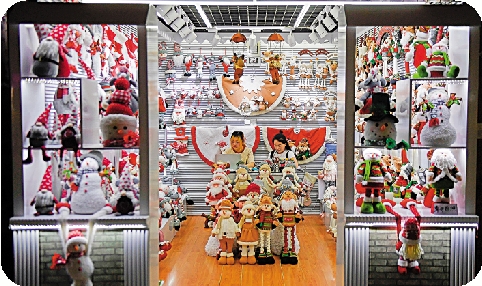 　　圖：義烏國際商貿城的一家商店陳列着各式聖誕商品。\新華社