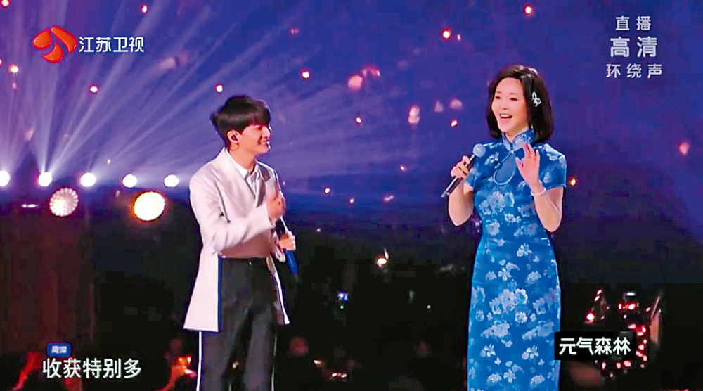 　　圖：內地歌手周深與虛擬人「鄧麗君」同台演唱經典名曲《小城故事》。\視頻截圖