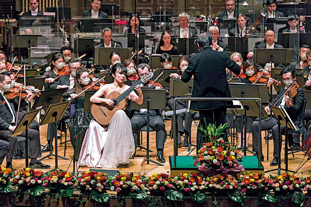 　　圖：知名古典結他演奏家楊雪霏與香港管弦樂團和指揮家余隆合作新年音樂會。\香港管弦樂團供圖