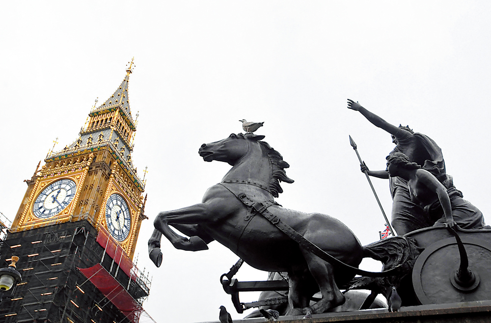 　　圖：英國倫敦大笨鐘「停工」維修四年，元旦再度敲響。\路透社