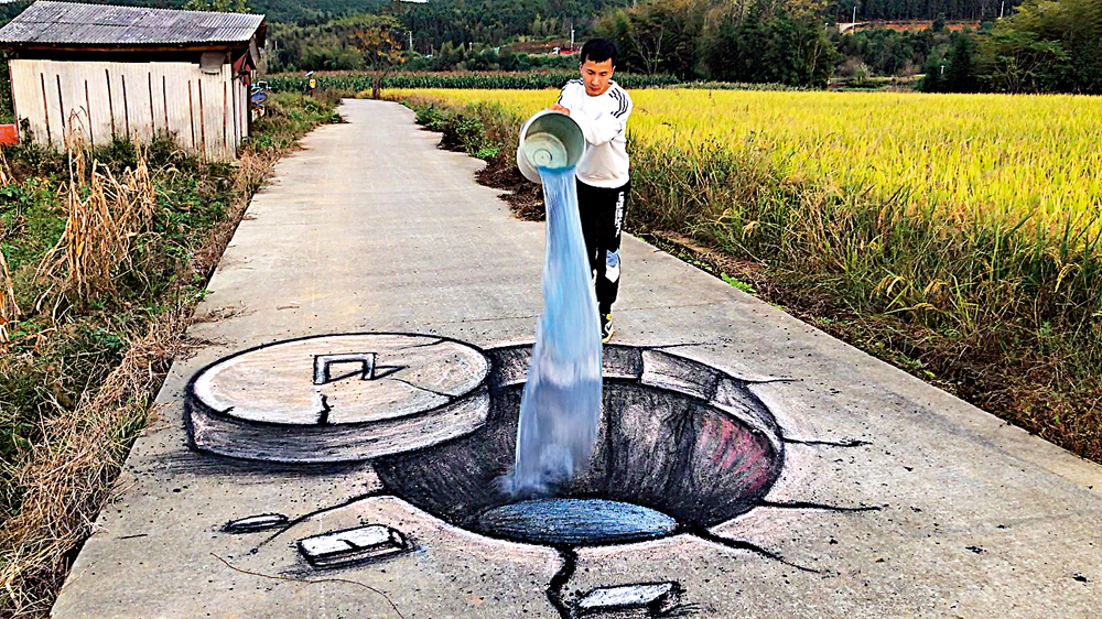 　　圖：張樹平在鄉村路上畫完井蓋後，給地板做清洗，像在向「井」中倒水。\受訪者供圖