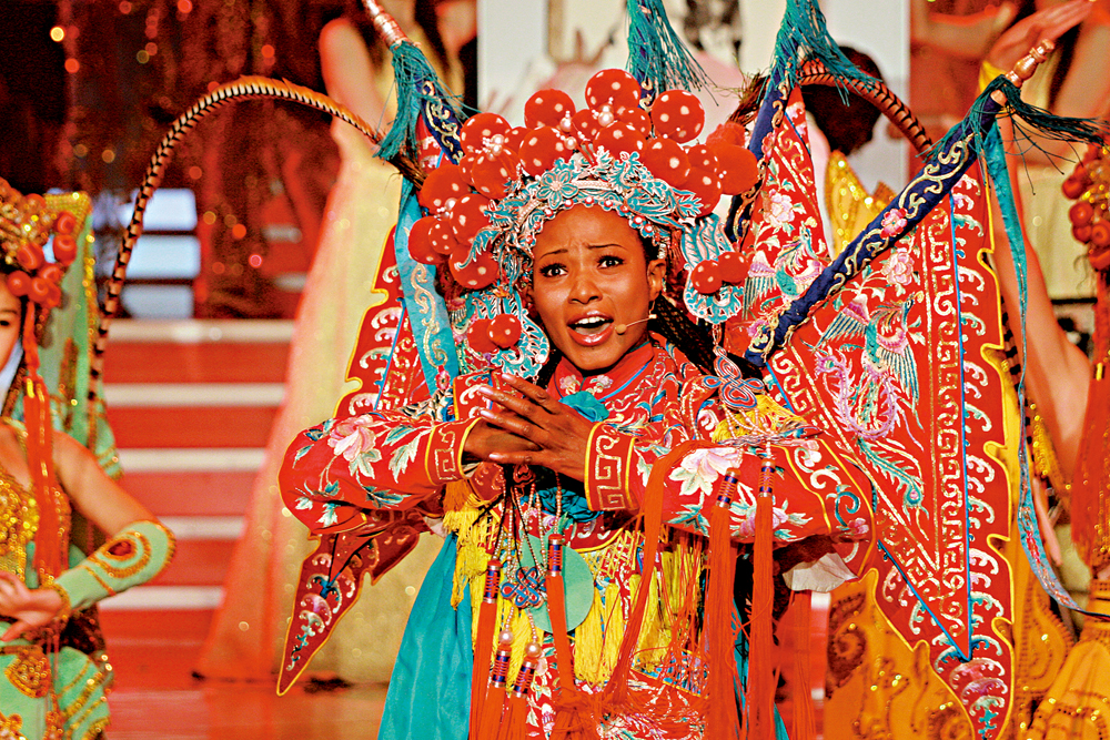 　　圖：因為痴迷中國傳統文化，瑪麗亞特意前往四川拜師學習「變臉」，成為了世界上第一位會變臉的外國女孩。圖為瑪麗亞在《星光大道》上表演《說唱臉譜》。\受訪者供圖