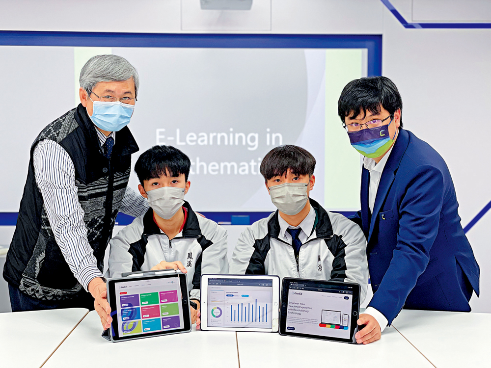 　　圖：鳳溪第一中學引入人工智能電子學習平台OneEd。學生何胤求（左二）和陳綽謙（左三）試用後表示更有動力學習。