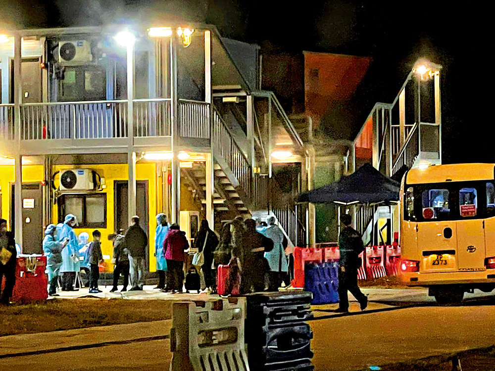 　　圖：近日疫情大爆發，入住竹篙灣檢疫中心人數急增，截至昨日上午九時，可供即時使用的房間只餘下445個。