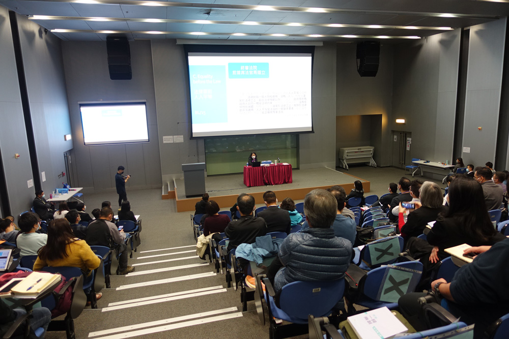 　　圖：教育局開設各類教師培訓課程。圖為去年十二月，180多位校長和教師參加「鞏固法治」培訓課程。