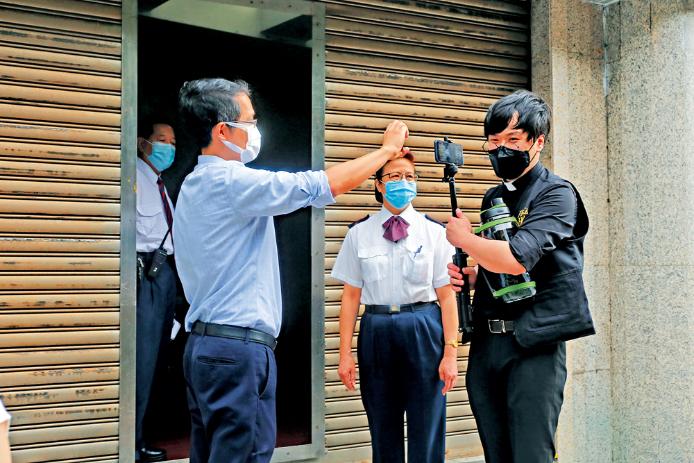 　　圖：「獨」媒黑記姜嘉偉（右）去年五月夥同法輪功成員，到《大公報》報社外滋擾搞事。