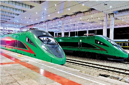 　　圖：1月17日，拉薩火車站內2列「復興號」列車整裝待發，西藏春運首次進入動車時代。\中新社