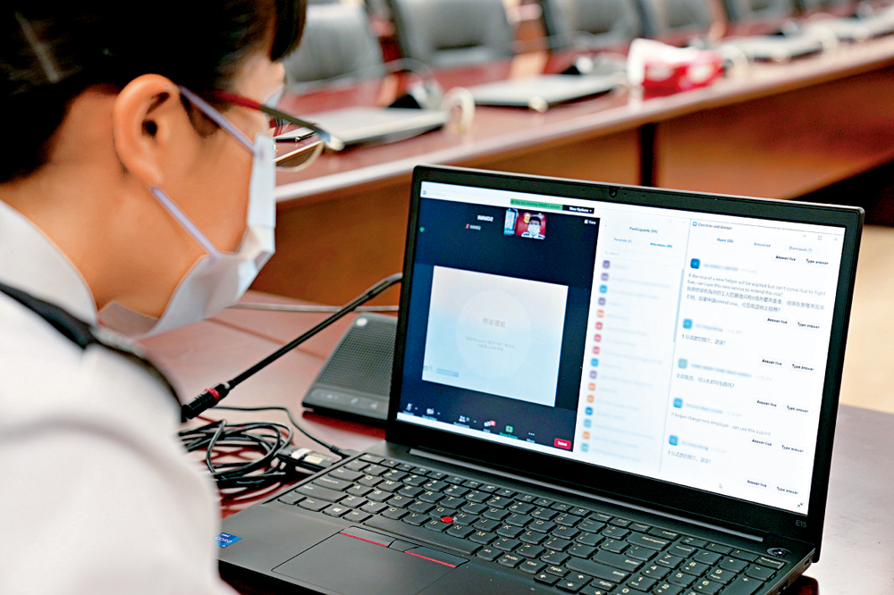 　　圖：在網上簡介會上，各中介踴躍發問。