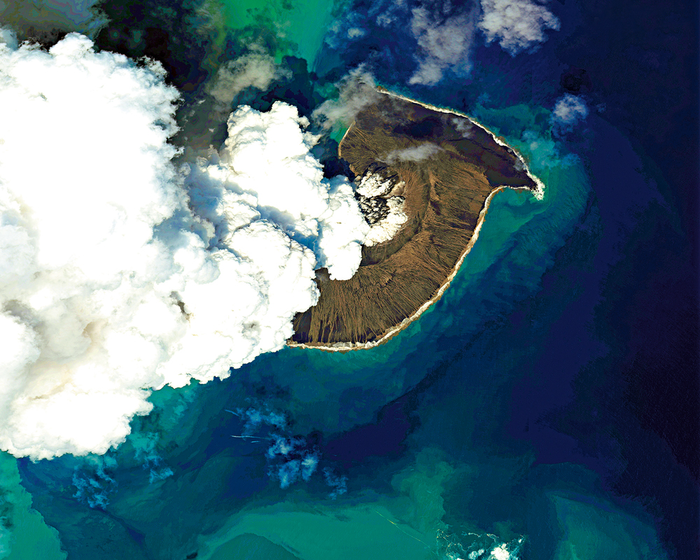 　　圖：湯加洪阿哈阿帕伊島火山活動頻繁，衛星圖片記錄了去年12月的情況。\美聯社