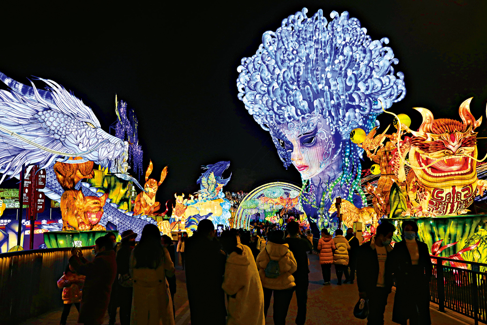 　　圖：1月10日，四川自貢的中國．自貢中華彩燈大世界景區內燈火璀璨，讓遊客領略一場彩燈盛宴。/中新社
