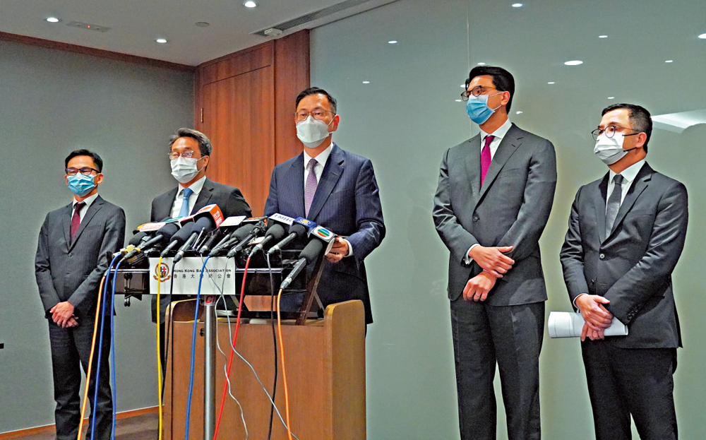 　　圖：資深大律師杜淦堃（左三）接任大律師公會主席，副主席則分別由資深大律師毛樂禮（右二）和陳政龍（左二）接任。\大公報記者林少權攝