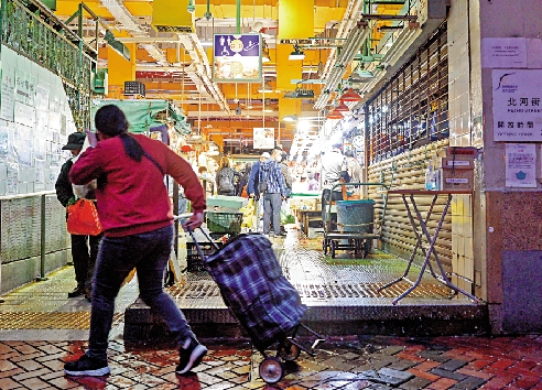 　　圖：北河街街市提早一小時關閉，作深層清潔。\中新社