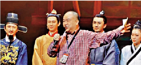 　　圖：香港導演高志森在內地舞台劇現場。/中新社