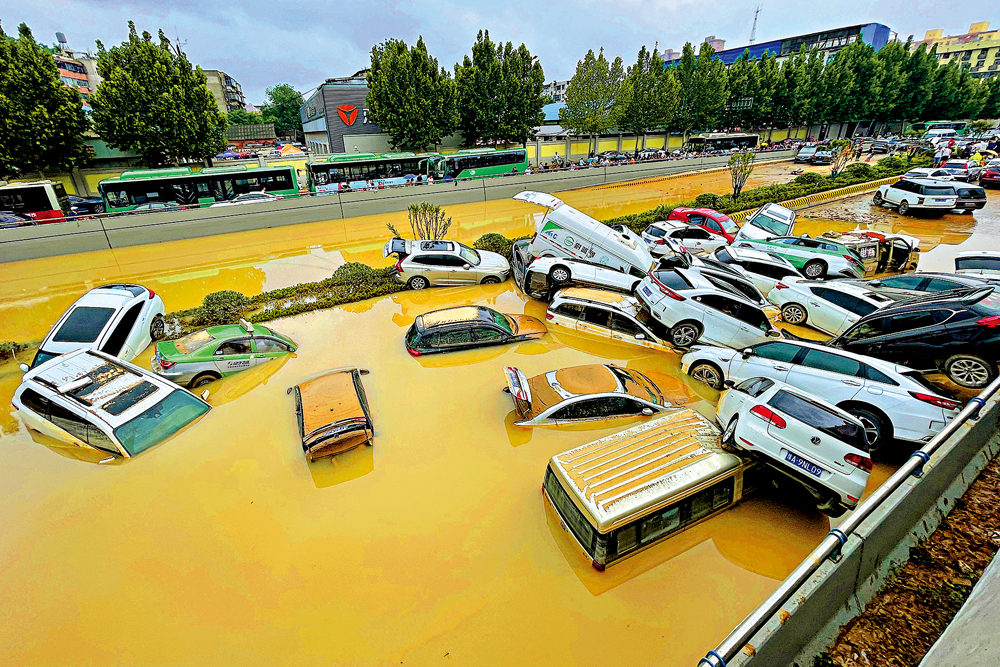 　　圖：去年7月21日，河南省鄭州市遭遇暴雨襲擊之後，很多汽車被浸泡水中。\法新社