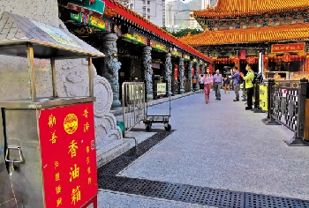 　　圖：嗇色園門口的善款箱，曾引發嗇色園與東華三院之間的紛爭。