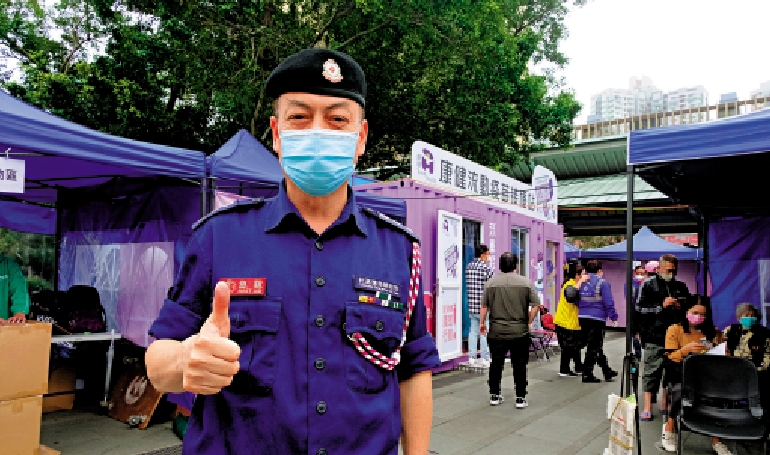 　　圖：「社區應急輔助隊」總監黃輝成笑道，「看到這些市民的致謝，你就會明白，就算不給錢都願意做。」\大公報記者蔡文豪攝