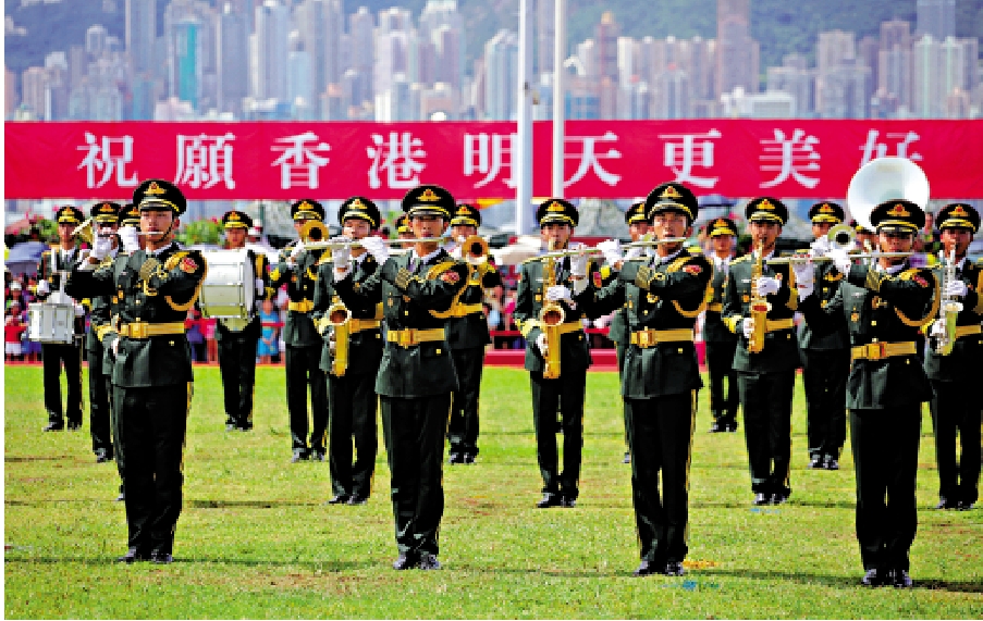 　　圖：農曆新年將至，駐軍官兵向廣大愛國愛港同胞致以崇高的敬意和衷心的感謝。\資料圖片