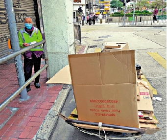 　　圖：陳婆婆表示，為香港人可過一個潔淨的農曆新年，辛苦一點也值得。