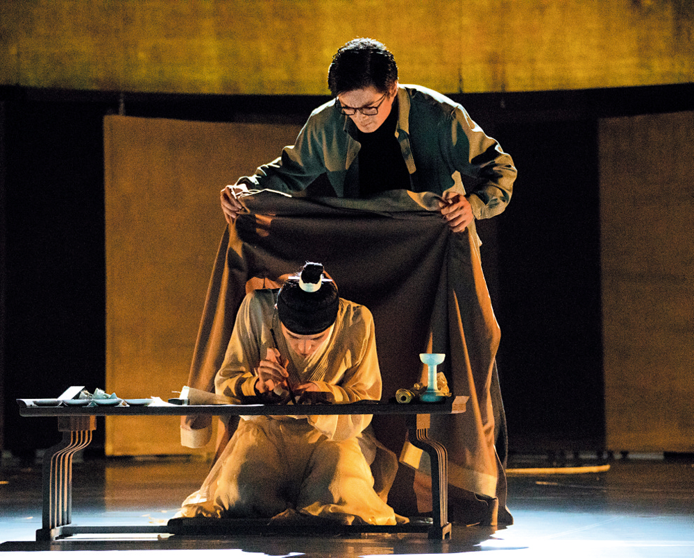 　　圖：《只此青綠》劇照——展卷人穿越時空的界限，為希孟披上外衣。