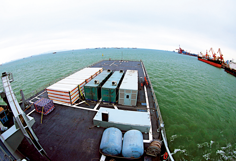 　　圖：此次任務中，五指山艦的直升機甲板上擺放了物資，因此直升機由查干湖艦搭載。\新華社