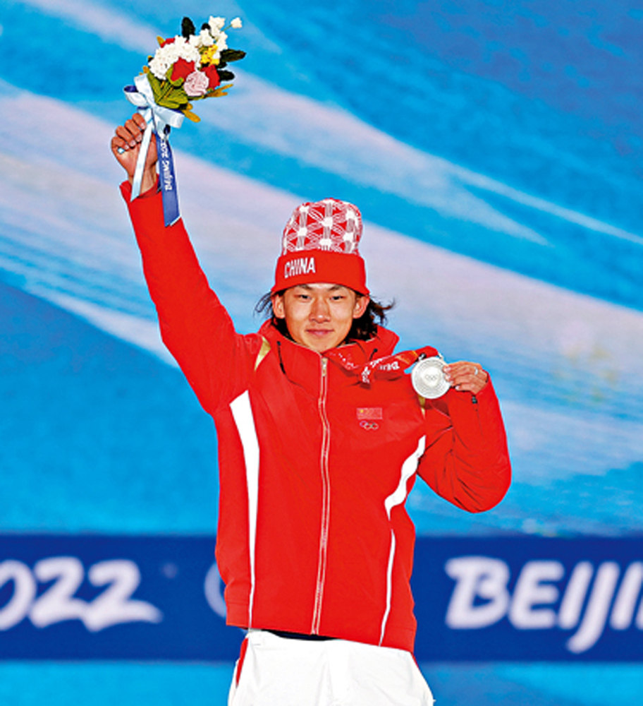 　　圖：2月7日，單板滑雪男子坡面障礙技巧獎牌頒發儀式在張家口賽區頒獎廣場舉行。圖為獲得亞軍的中國選手蘇翊鳴在獎牌頒發儀式上。\中新社