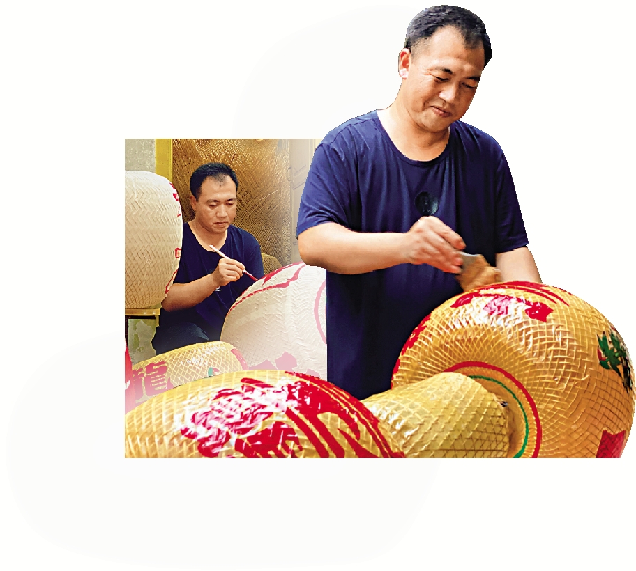 　　圖：陳煒躍在家庭作坊為燈籠寫字（左）、上桐油。 大公報記者 李薇攝