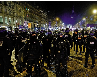 　　圖：12日，法國警察在巴黎香榭麗舍大道上與示威者對峙。/路透社
