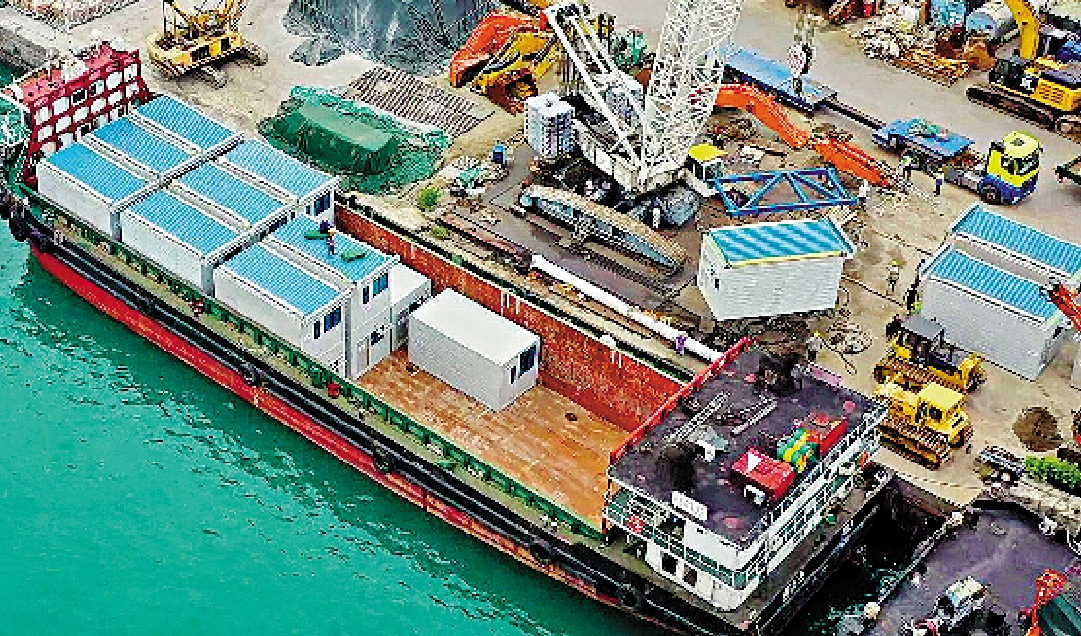 　　圖：珠江船務旗下企業將組裝式隔離板房裝船運送香港。\受訪者供圖