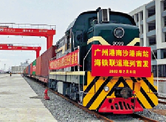 　　圖：2月8日，滿載着東南亞進口木材的班列，從南沙港開往江門。\網絡圖片
