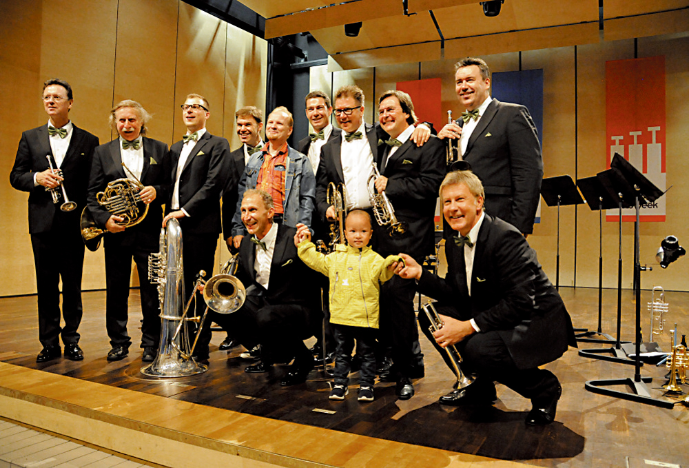 　　圖：2015年在芬蘭國際音樂節上，朱德恩與德國German Brass樂團合照。\受訪者供圖
