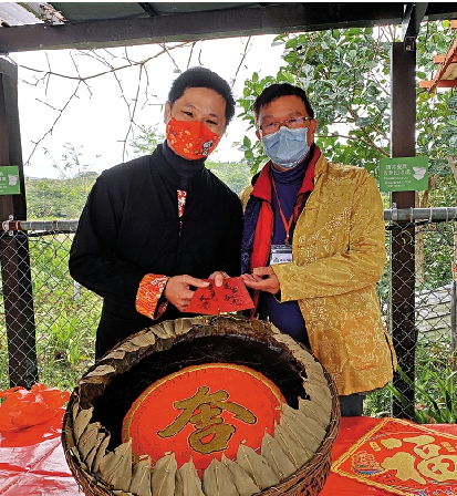 　　圖：新年期間鹽田梓村長陳忠賢（右）和第九代村民陳家傑派發圓籠茶粿給村民以表關心和溫暖，祝願市民疫下保持豐衣足食。\大公報記者葉浩源攝