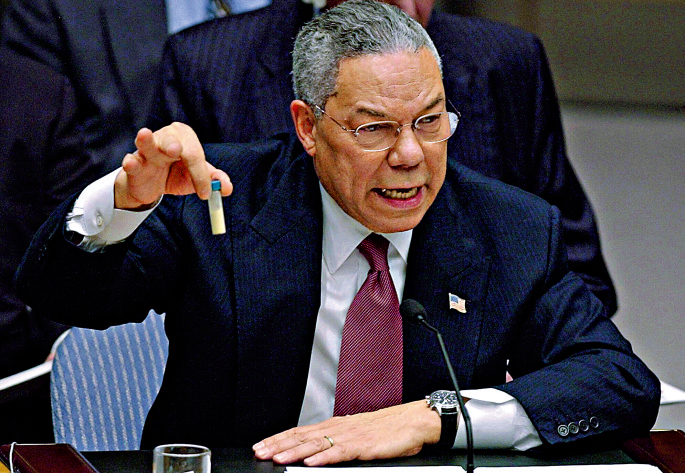 　　圖：2003年2月，時任美國務卿鮑威爾在聯合國安理會拿出一瓶白色粉末。\美聯社