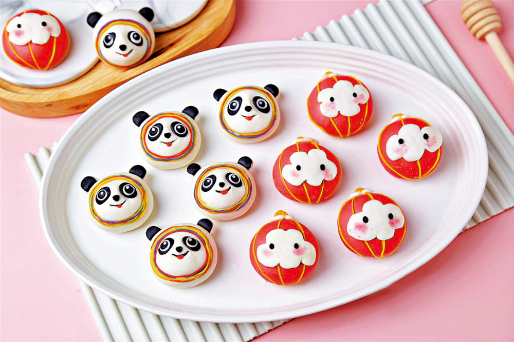 　　圖：在社交平台上展現的「冰墩墩」湯圓製作過程，引發不少網友效仿。