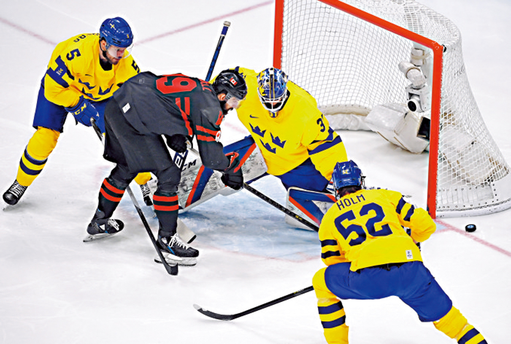 　　圖：瑞典冰球隊（黃衣）與加拿大隊球員早前在男子八強賽交鋒，瑞典隊以2︰0取勝。\中新社