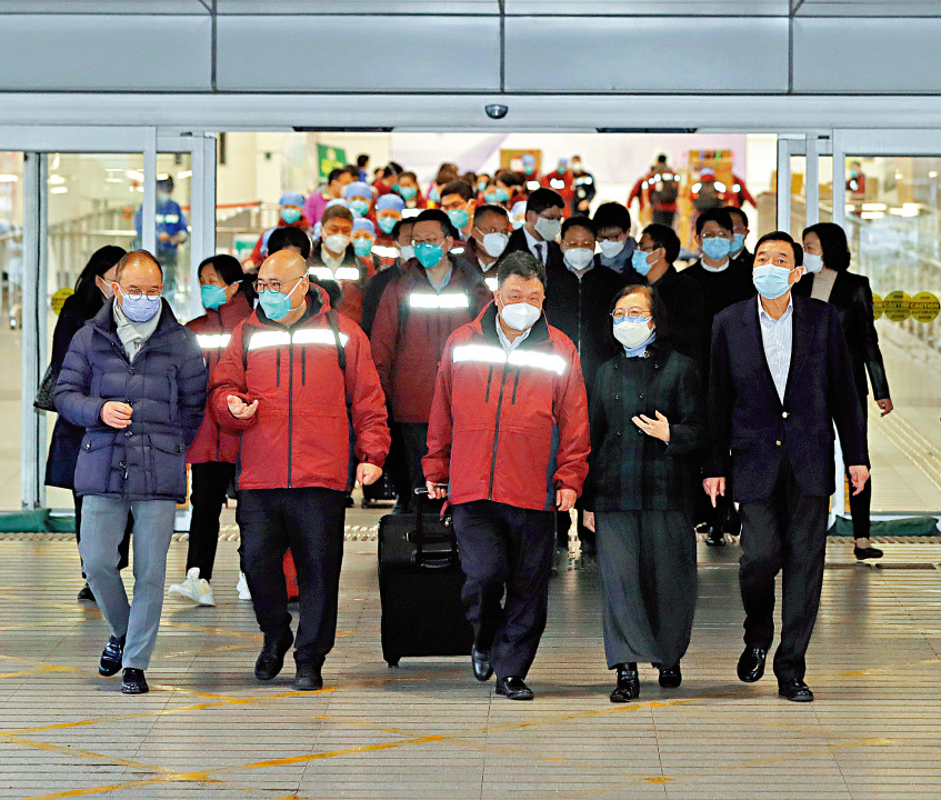 　　圖：曾國衞及陳肇始到深圳灣口岸迎接第二批內地援港抗疫醫療防疫工作隊。\新華社
