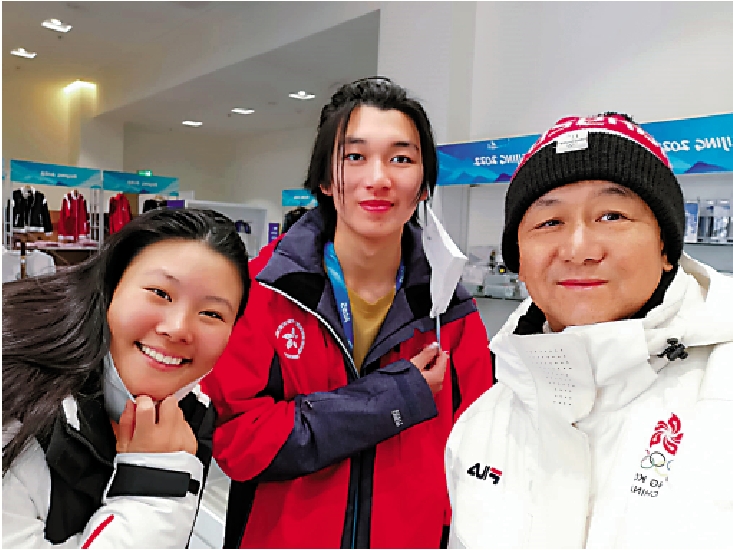 　　圖：右起：余國賢、翁厚全、金和曉在冬奧期間合照。\受訪者供圖