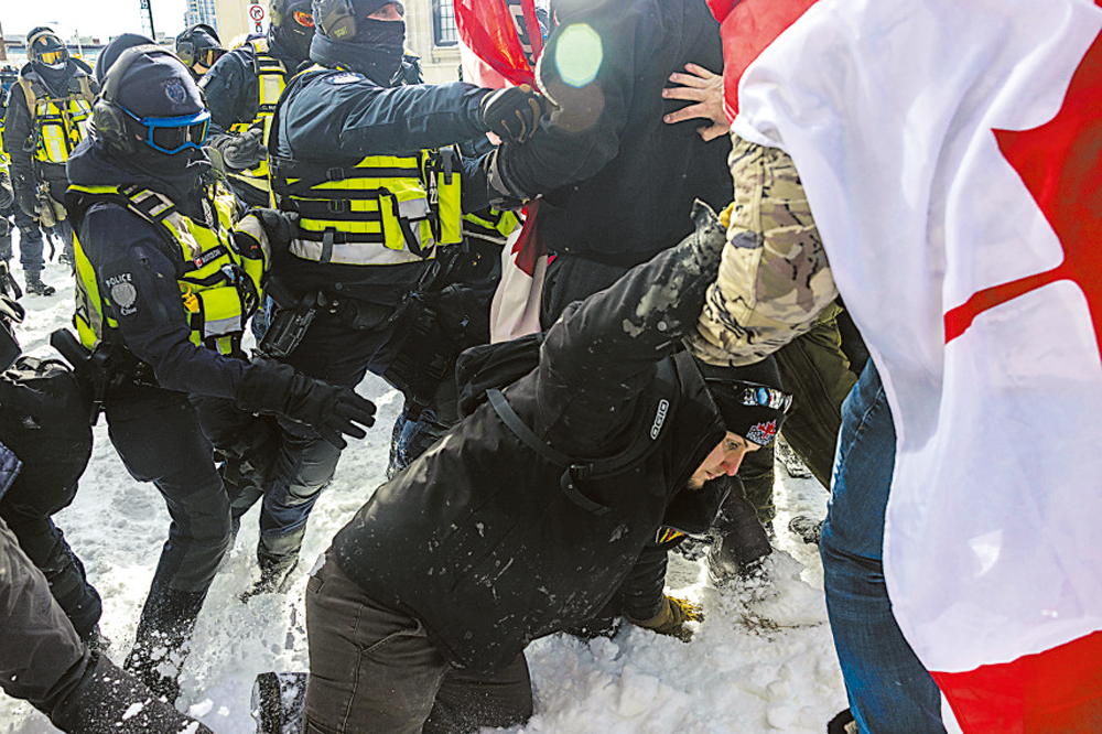 　　圖：渥太華警察18日控制住一名示威者。\法新社