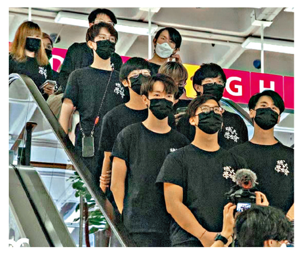 　　圖：城大學生會一班「黑衣人」疑煽動學生在校內參與聚集及遊行。