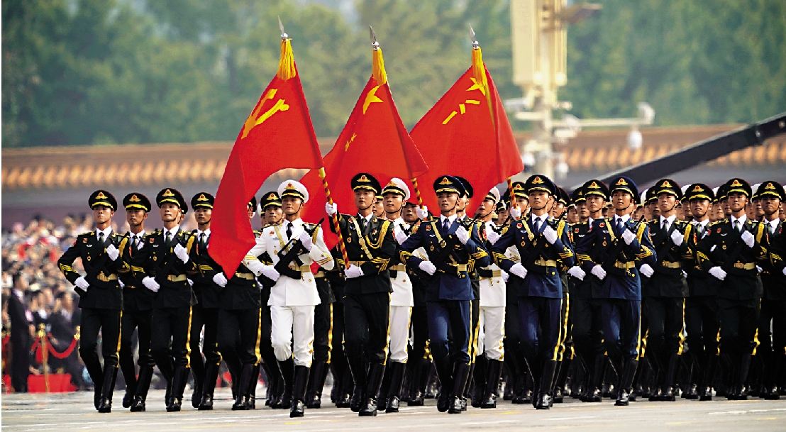 　　圖：《軍隊功勳榮譽表彰條例》日前印發，突出備戰打仗導向，依照「高功重獎、戰功厚待」原則，同級表彰獎勵，戰時待遇高於平時待遇，激勵官兵英勇作戰、奉獻強軍興軍事業。圖為在北京舉行的慶祝中華人民共和國成立70周年大會上，儀仗方隊高擎黨旗國旗軍旗受閱。