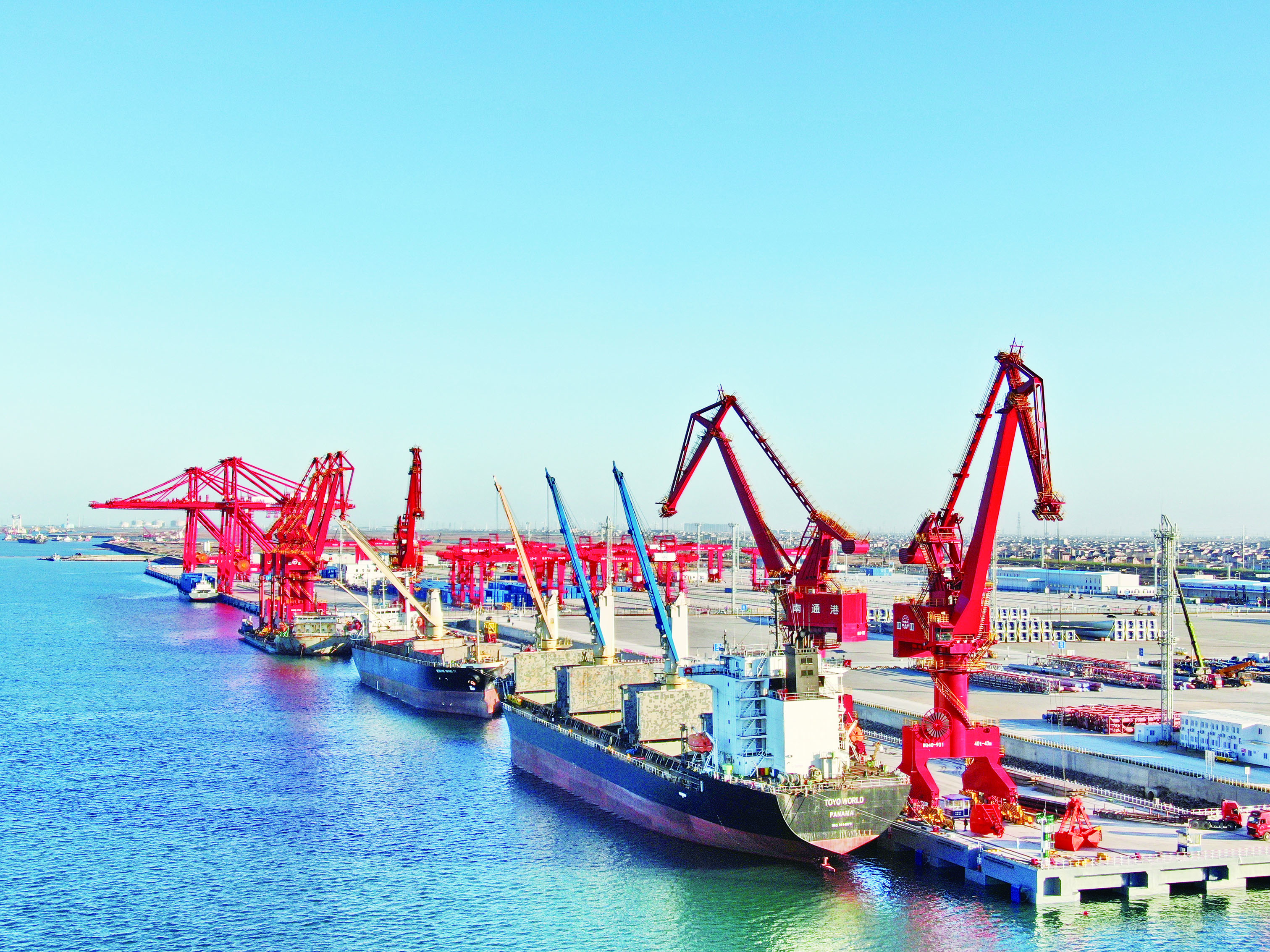 　　圖：2021年12月，通州灣呂四起步港區10萬噸級通用碼頭正式啟用