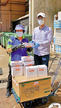 　　圖：方浩良將防疫物資，贈與清潔保安人員。