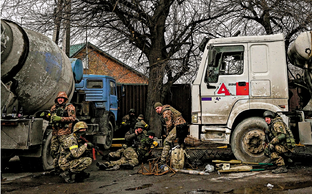 　　圖：烏克蘭士兵4日在基輔附近地區躲避炮擊。\法新社