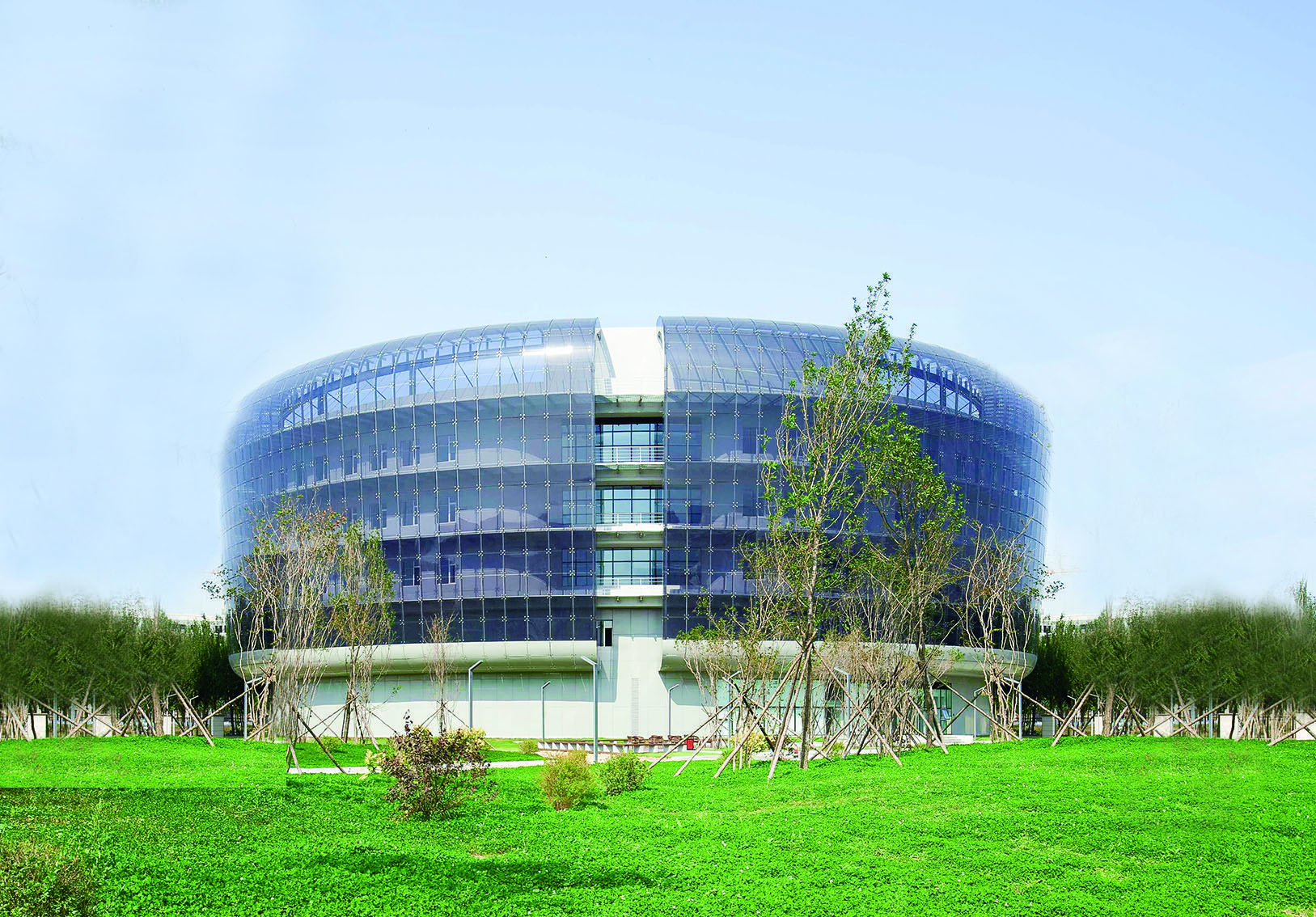 　　圖：位於瀋陽渾南的東北最大超算中心——東網科技有限公司。今年1月，依託強大的算力資源、數據處理能力，這裏吸引了德國寶馬全球最大第三方汽車工程研發、設計、測試服務機構FEV集團的產業合作，雙方將聯手打造工業計算與仿真中心，力促瀋陽汽車產業鏈、創新鏈的「雙鏈協同」