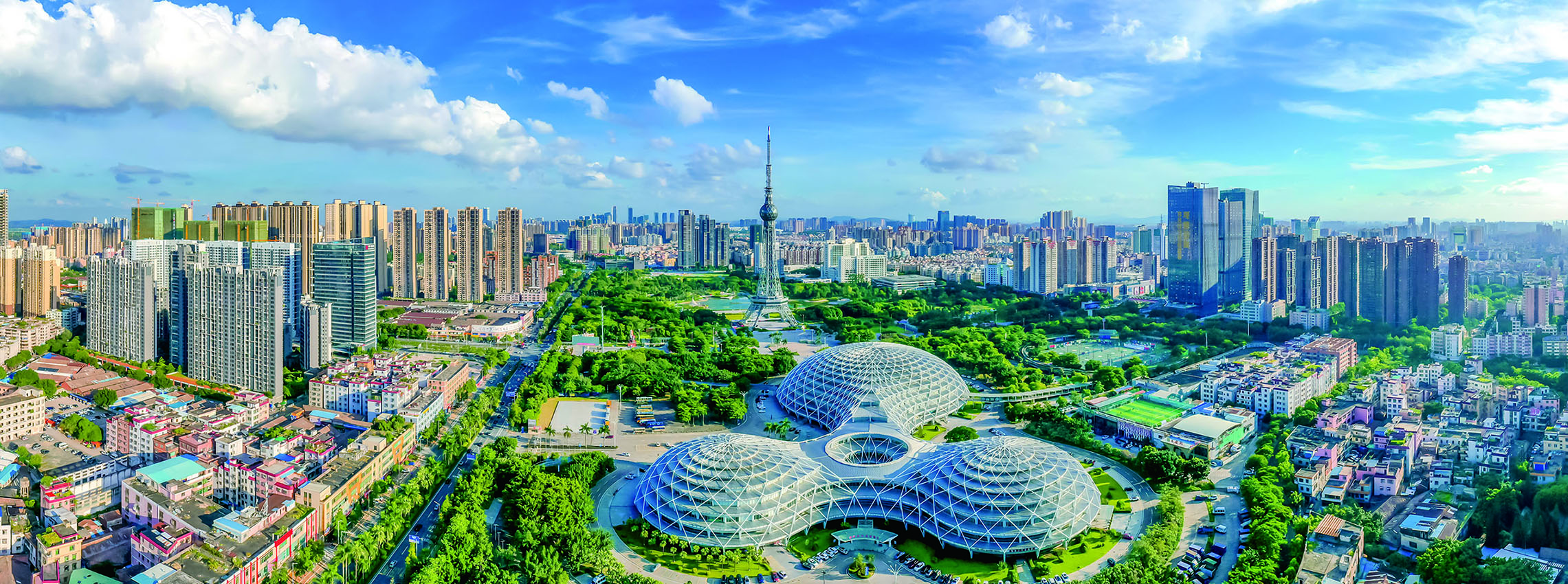 　　圖：文華公園上空藍天白雲，周邊綠化茂盛，高樓大廈，體現了禪城現代城市形象\符詩賀 攝