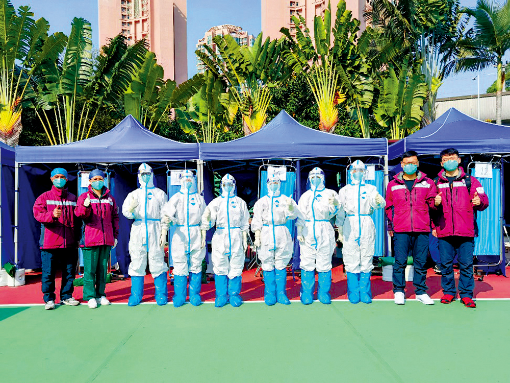 　　圖：中山大學附屬第一醫院核酸醫療隊的工作合照。\受訪者供圖