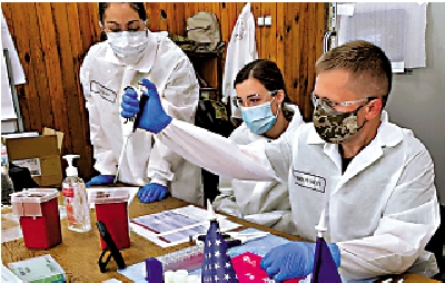 　　圖：去年6月，美軍與烏克蘭士兵在基輔共同參加醫學培訓。\網絡圖片