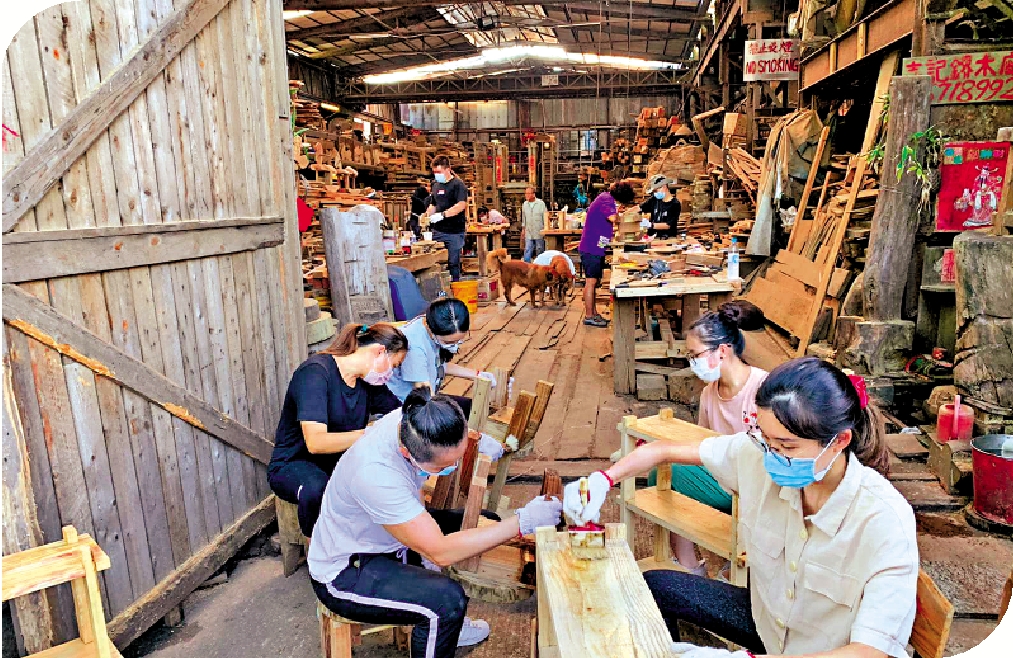 　　圖：作為全港僅存的鎅木廠，「志記」經常與社企合作開辦木藝手作班教手造枱櫈，多年來極受歡迎。